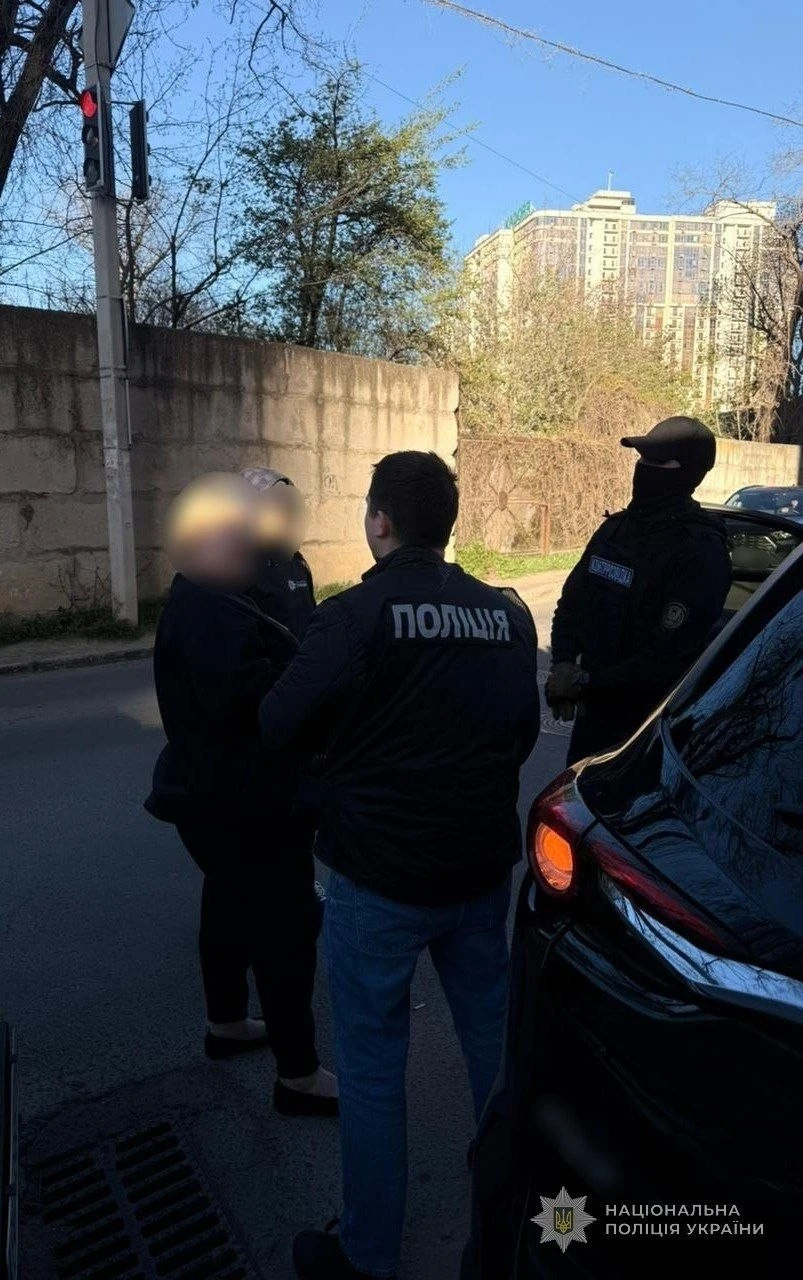 В Одесі затримали жінку, яка продавала «безпечну» службу в армії за тисячі доларів