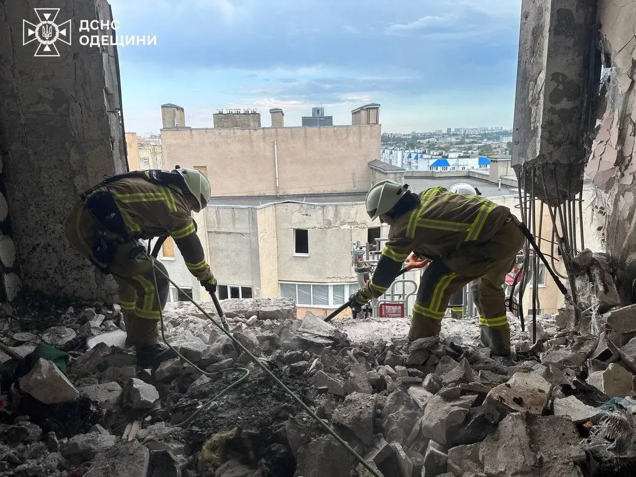 Загроза згори: в Одесі верхолази ДСНС ліквідували наслідки обвалу у понівеченій обстрілом висотці Загроза згори: в Одесі верхолази ДСНС ліквідували наслідки обвалу у понівеченій обстрілом висотці